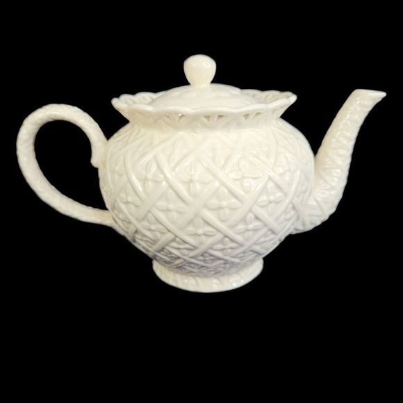 Godinger Cream Embossed Lattice Teapot With Lid Pierced Lace Rim‎ Porcelain READ - Picture 1 of 10